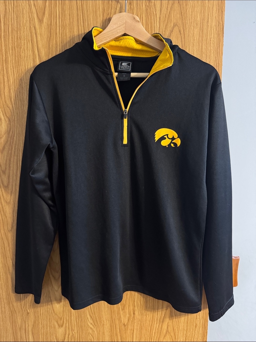 Colosseum Men's Iowa Hawkeyes Black 1/4 Zip Pullover